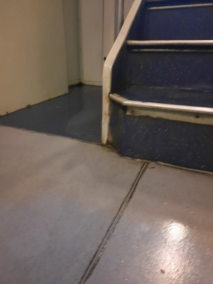 VIDEO REVOLTĂTOR Călători inundați cu urină și fecale în trenul care aduce turiștii de la mare