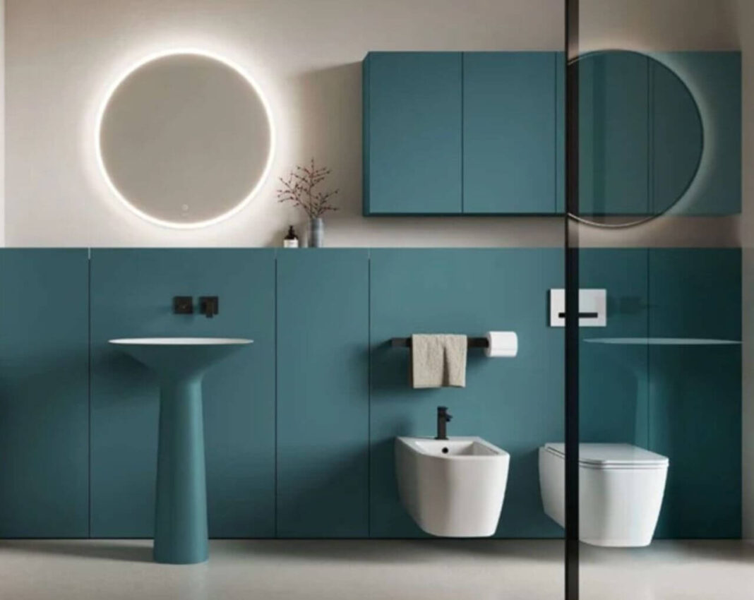 Mobila de baie care maschează instalațiile