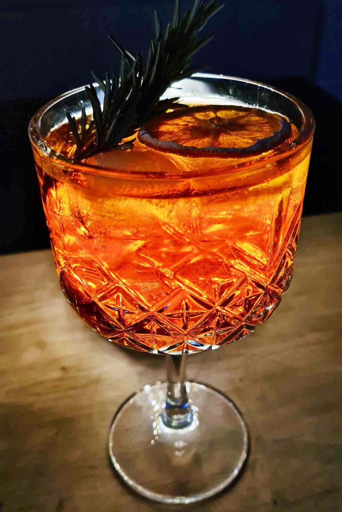 Aperol Tonic (spritz ușor cu Aperol, fără prosecco)