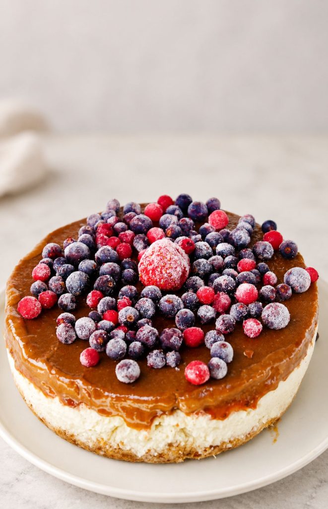 Tort de înghețată raw vegan (fără coacere, cu fructe de pădure)