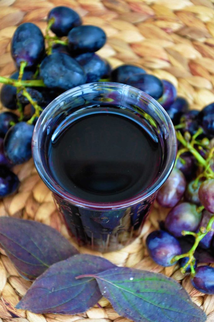Suc de coacăze negre și struguri (băutură antioxidantă)