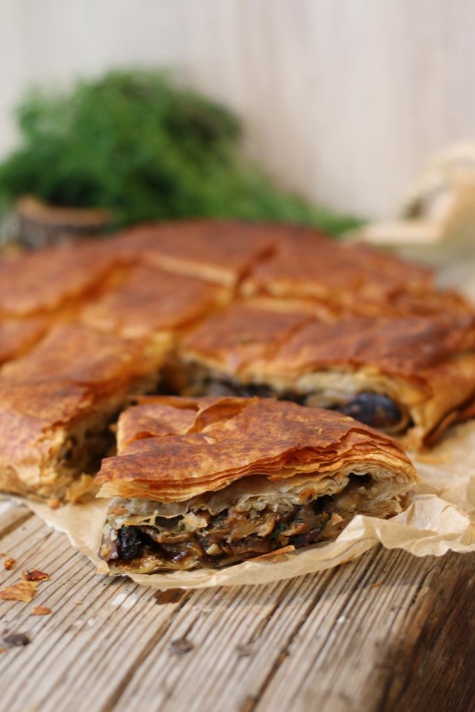 Plăcintă rustică cu ciuperci din foi (vegană, stil plăcintă grecească)