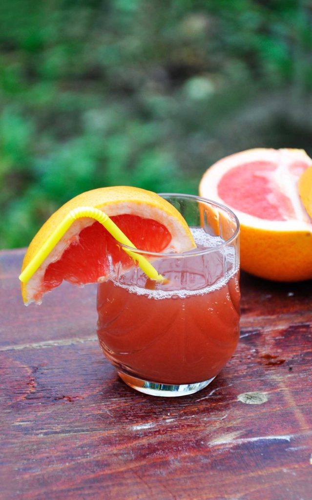 Suc proaspăt de grapefruit cu căpșuni (rețetă simplă din 2 ingrediente)