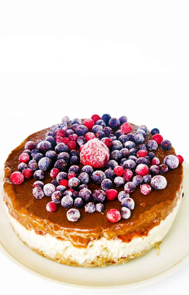 Tort de înghețată raw vegan (fără coacere, cu fructe de pădure)