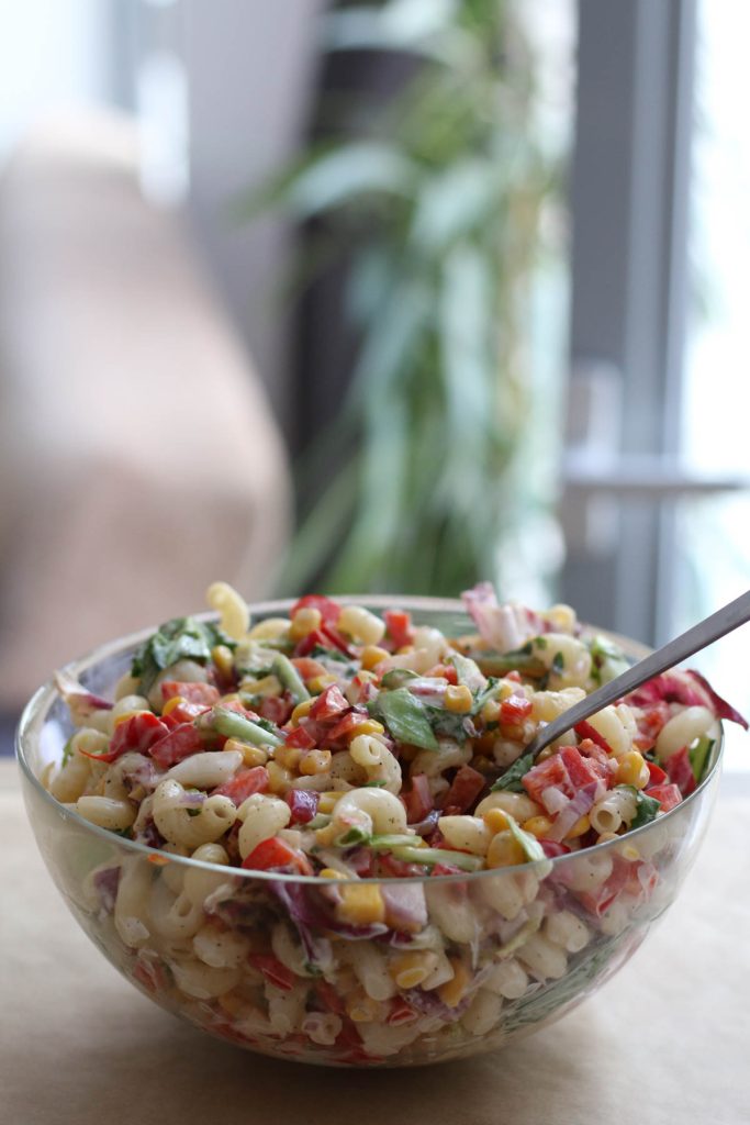 Salată de paste cremoasă cu porumb și ardei