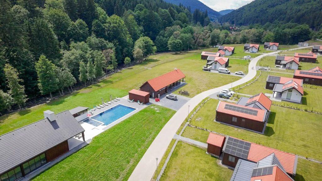 Idee de teambuilding de toamna in Harghita: 3 zile cu e-bike, SUP, drumetii si piscina incalzita