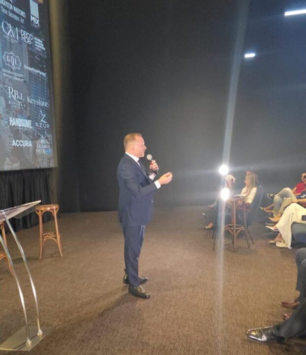 Ce faci când rămâi fără slide-uri cu 15 minute înainte să urci pe scenă
