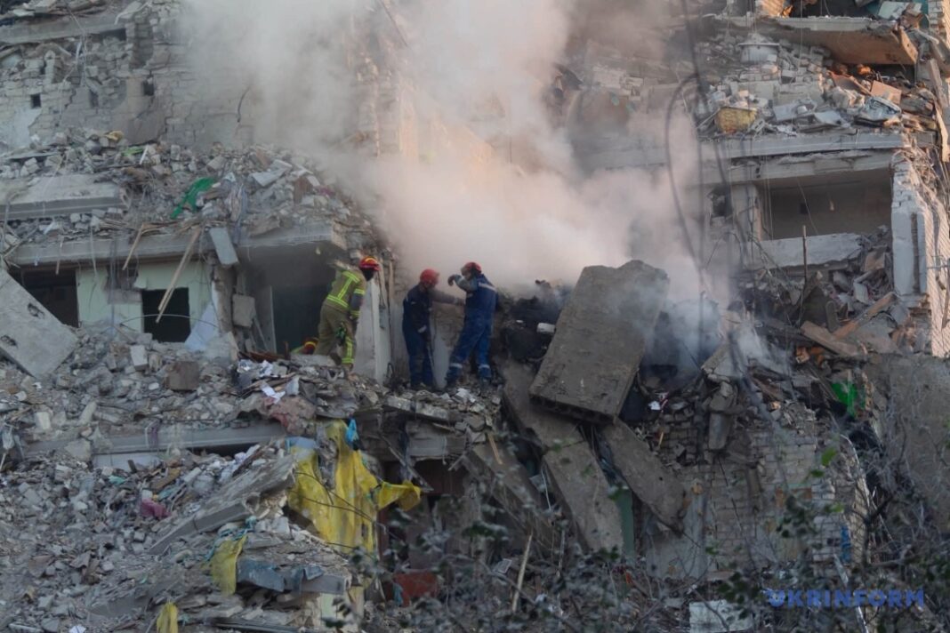 Bombardament sever al Rusiei asupra Kievului, noaptea trecută. Capitala Ucrainei a fost lovită de zeci de rachete balistice, care par a fi țintit blocuri de locuințe. Sunt 20 de persoane confirmate ca decedate și peste 90 rănite. Aseară, Zelenski, aflat în Irlanda, a avertizat că urmează un astfel de atac și s-a întors de urgență acasă.