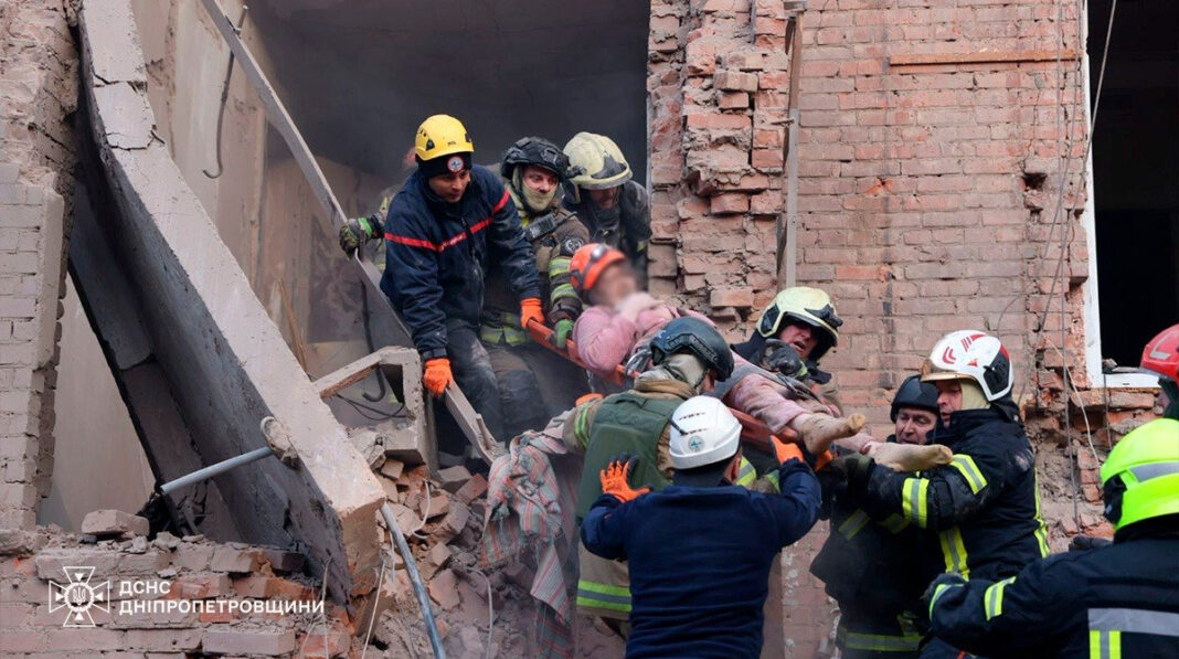 Rusia a desfășurat un atac masiv asupra Ucrainei, cu rachete și drone, în noaptea de vineri spre sâmbătă. Orașele Dnipro și Harkov sunt cele mai grav lovite. Până sâmbătă dimineața bilanțul (încă preliminar) indică patru morți și 30 de răniți.