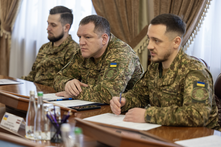 Volodimir Zelenski exclude retragerea trupelor ucrainene din Donbas din orice potențial acord de pace cu Rusia, în ciuda insistențelor Kremlinului. Președintele ucrainean spune că Ucraina nu va abandona “adevărata sa linie de apărare” și anunță o nouă rundă de negocieri trilaterale, în următoarele zece zile.