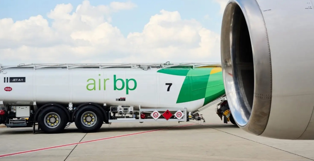 Probleme de aprovizionare cu kerosen pe patru aeroporturi (Bologna, Milano Linate, Treviso și Veneția) din Italia. Furnizorul BP Air anunță că, cel puțin în următoarea săptămână, vor fi prioritizate cursele medicale sau guvernamentale, iar pentru avioanele civile vor exista anumite restricții temporare, în funcție de durata zborurilor. Autoritatea aeronautică încearcă să calmeze temerile și susține că în spatele deciziei ar fi traficul aglomerat de Paște, nu tulburările din Orientul Mijlociu.