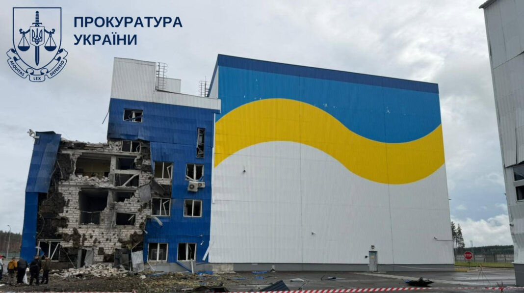 Dronele rusești au lovit două clădiri de la Cernobîl. Una dintre ele este depozitul de combustibil nuclear uzat, dar acesta era gol la momentul atacului. Președintele ucrainean precizează că nu se înregistrează radiații peste limitele admise, dar face apel “la întreaga lume” să răspundă “tupeului deja exorbitant al Rusiei”.