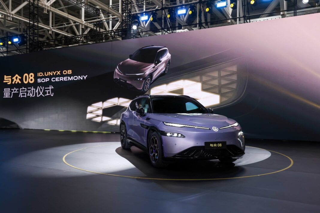 Volkswagen a început producția în masă a primului model dezvoltat în comun cu producătorul chinez Xpeng, un SUV electric de dimensiuni mari. Compania germană vizează o revenire pe piața chineză, cu peste 20 de modele noi doar în acest an.