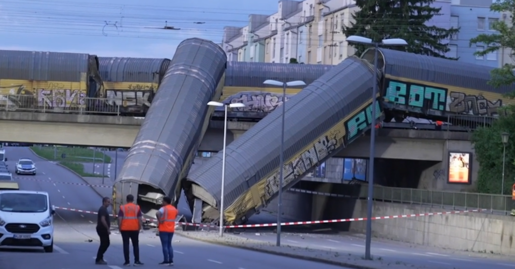 Germania. Două trenuri de marfă s-au ciocnit pe un pod, la Munchen, în noaptea de vineri spre sâmbătă. Două vagoane au sărit de pe șine și au căzut pe strada de sub pod. O persoană a murit.