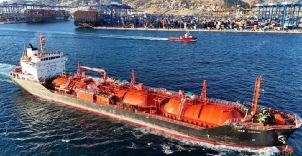 Marea Neagră. Autoritatea Navală Română dă asigurări că incendiul de la bordul navei Gas Lisbon nu prezintă risc pentru turiști sau activitățile desfășurate pe litoral. Ministrul ucrainean de Externe spune că “atacul deliberat este un alt exemplu de teroare din partea Rusiei”.