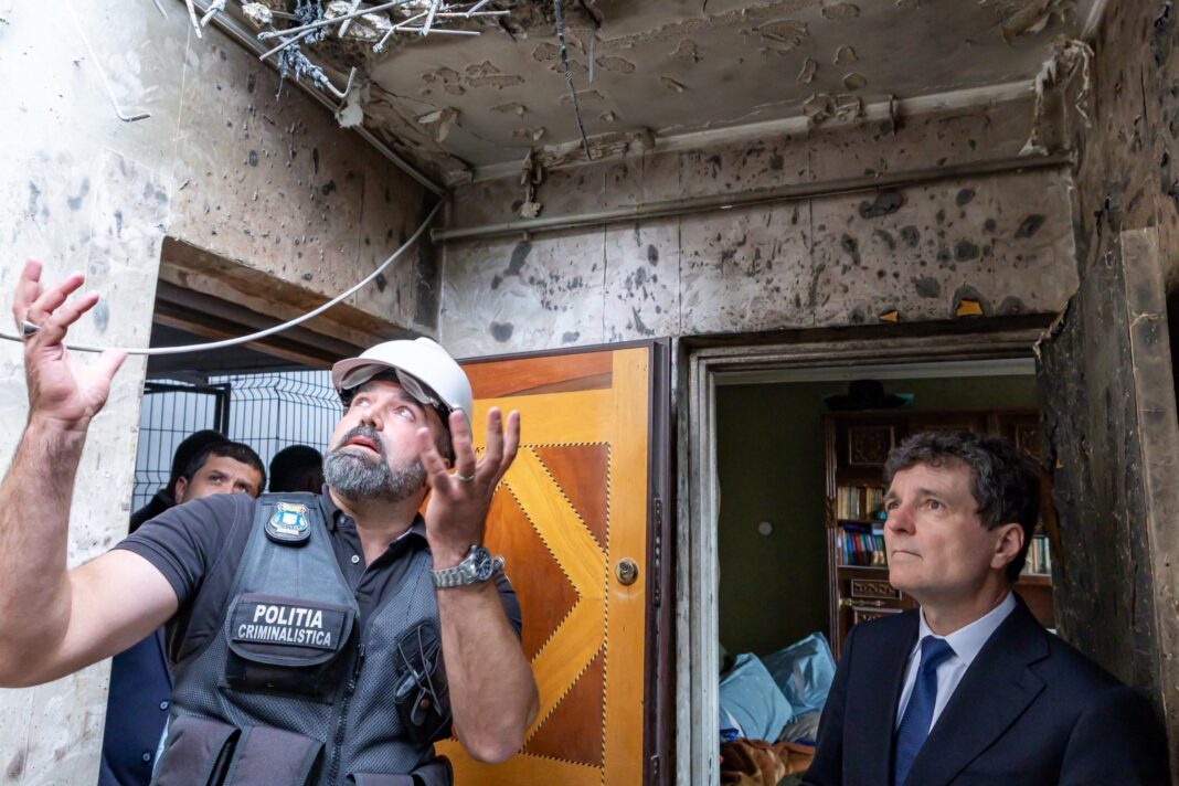 Președintele Dan declară că, din primele estimări ale criminaliștilor, drona care a lovit blocul din Galați avea 30 de kilograme de explozibil clasic. Președintele a fost huiduit de un grup de oameni în timp ce făcea declarații din fața blocului.