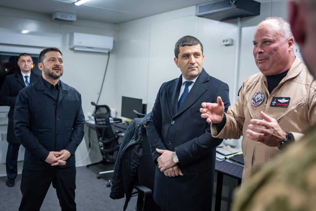 Volodimir Zelenski și Radu Miruță au vizitat baza aeriană de la Fetești, unde sunt pregătiți și piloți ucraineni pentru a opera pe avioane F-16. Oficialii au discutat despre întărirea capacităților de apărare pe flancul estic al NATO.