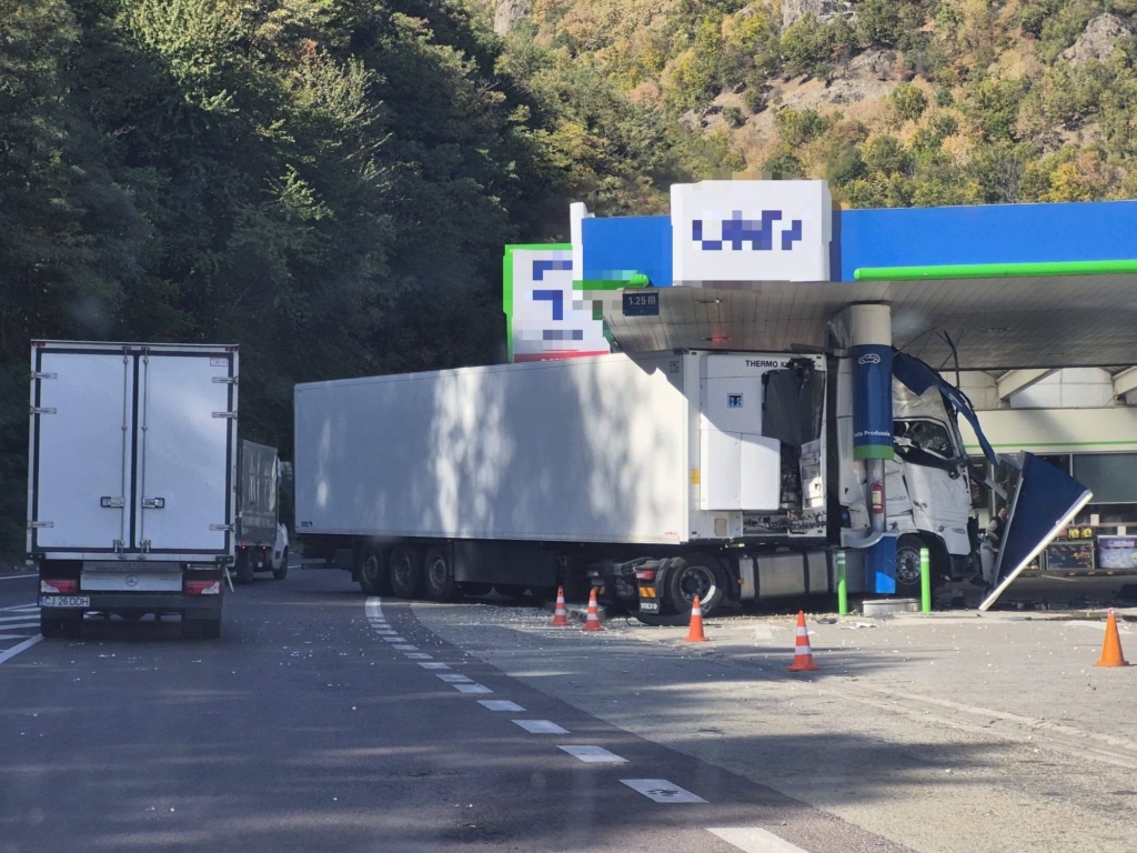 Valea Oltului (DN 7). Un TIR a spulberat una din pompele benzinăriei OMV de la ieșirea din Călimănești. În prezent, nu mai sunt scurgeri de carburanți. Șoferul a fost scos din cabină conștient. Preventiv, a fost evacuată zona pe o rază de 200 de metri.