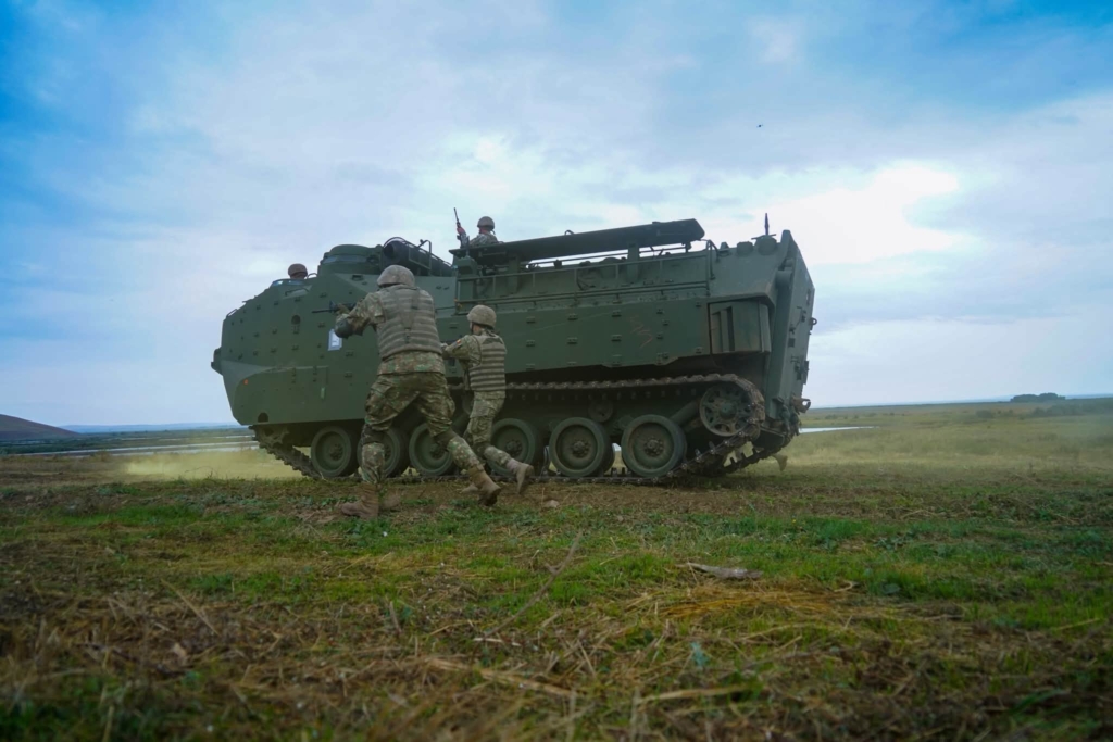 România a primit primele nouă vehicule amfibii de asalt AAV-7 achiziționate din SUA. Alte 56 urmează să fie livrate până în 2031. Dotate cu mitraliere grele, lansatoare de grenade și capabile să transporte 21 de infanteriști, vor putea fi folosite în misiuni din Delta Dunării și de pe coasta Mării Negre.