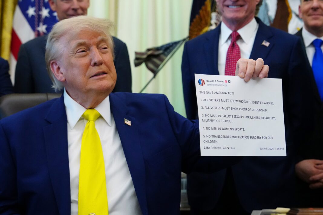 Rețeaua socială a lui Donald Trump și-a deschis de sâmbătă serviciul de “acces anticipat”, prin care cei care plătesc un abonament de 100 de mii de dolari pe lună află în avans postările. Cum acestea deseori mișcă semnificativ piețele financiare, oferind prilejul unor speculații, numeroși critici consideră că abonamentul este de fapt o formă de corupție.