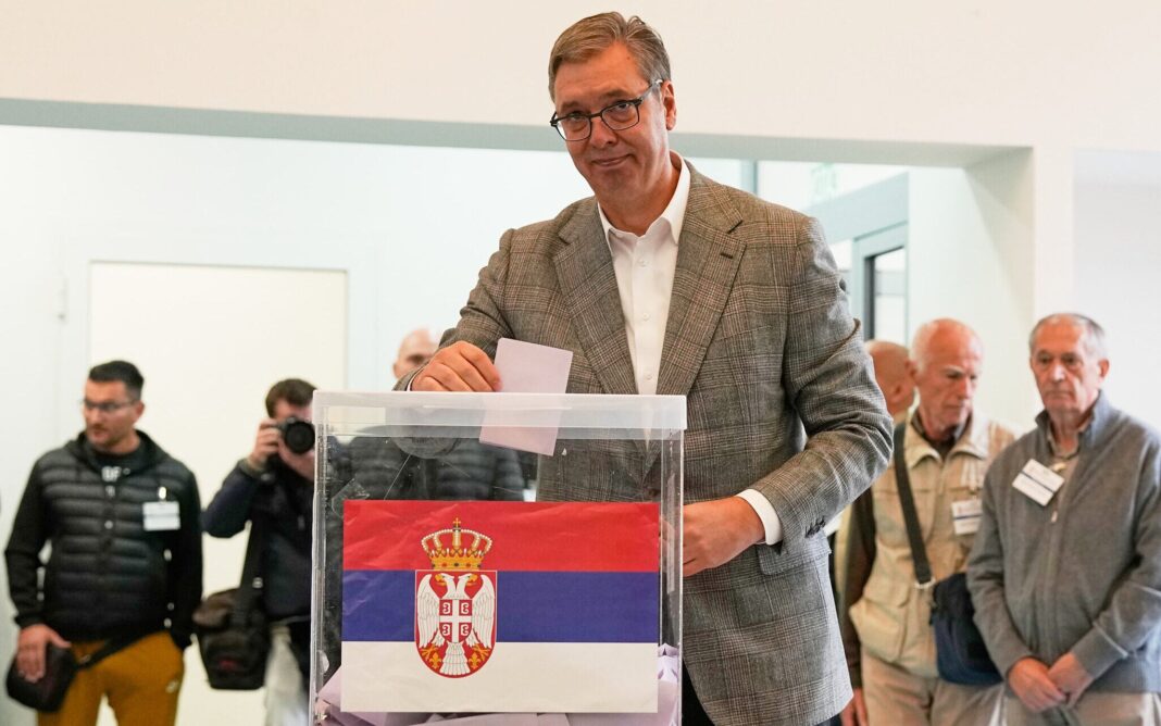 Aleksandar Vucic pierde alegerile din Serbia. Aflat la putere de peste 12 ani, fostul președinte filorus și-a recunoscut înfrângerea în scrutinul parlamentar. Lista Studenților, un partid nou, format de cei care de doi ani protestează în stradă împotriva corupției, va avea o largă majoritate și va forma noul guvern.