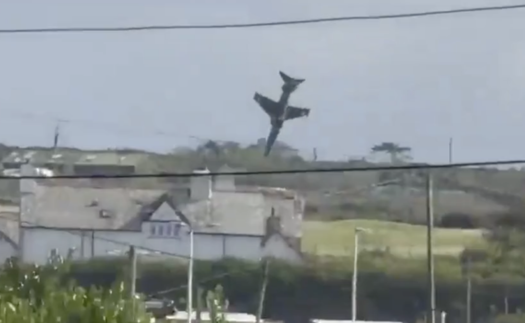 Țara Galilor. Un avion militar de antrenament Hawk s-a prăbușit la scurt timp după decolare și a luat foc după impact, miercuri. Cei doi piloți s-au catapultat și au suferit răni minore. Armata britanică a suspendat zborurile cu acest tip de aeronavă.