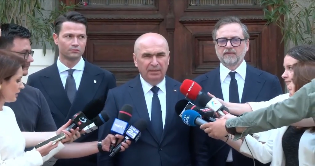 Ilie Bolojan detaliază pactul propus PSD și președintelui Nicușor Dan, despre care precizează că există deja un acord stabilit între PNL-USR-UDMR: “Orice guvern va fi, să se angajeze că îndeplinește reformele PNRR. Dacă președintele va opta pentru a încredința un guvern de centru-stânga, noi vom vota la învestire și nu vom depune moțiune de cenzură până la finalul anului. Dacă președintele optează pentru un guvern de centru-dreapta, PSD trebuie să acorde votul de învestire”. Parlamentarii PNL vor părăsi sala la votul pentru Guvernul Veștea.