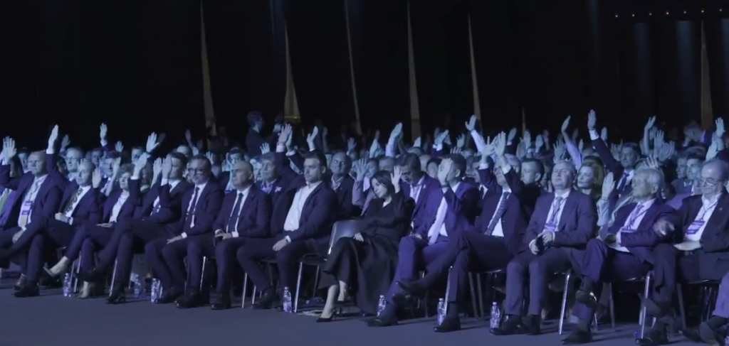 Congresul PNL a decis printr-un vot covârșitor ca Lucian Bode, Rareș Bogdan, Adrian Veștea, Hubert Thuma și Alina Gorghiu să fie excluși din partid, dacă nu demisionează până luni la prânz: “Au participat la acțiuni și demersuri contrare intereselor partidului. Există o responsabilitate a domnului Bode pentru situația financiară gravă în care s-a aflat PNL la finalul mandatului său de secretar general.”