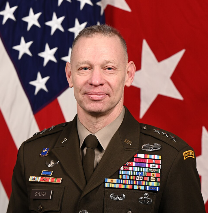Presa americană dezvăluie că principalul strateg militar al SUA, Brett Sylvia, a fost destituit. Deși nu a fost oferit un motiv, oficiali din interiorul Pentagonului susțin că generalul a fost acuzat de abatere disciplinară pentru că a dezvăluit informații clasificate legate de războaiele din Iran din Ucraina.