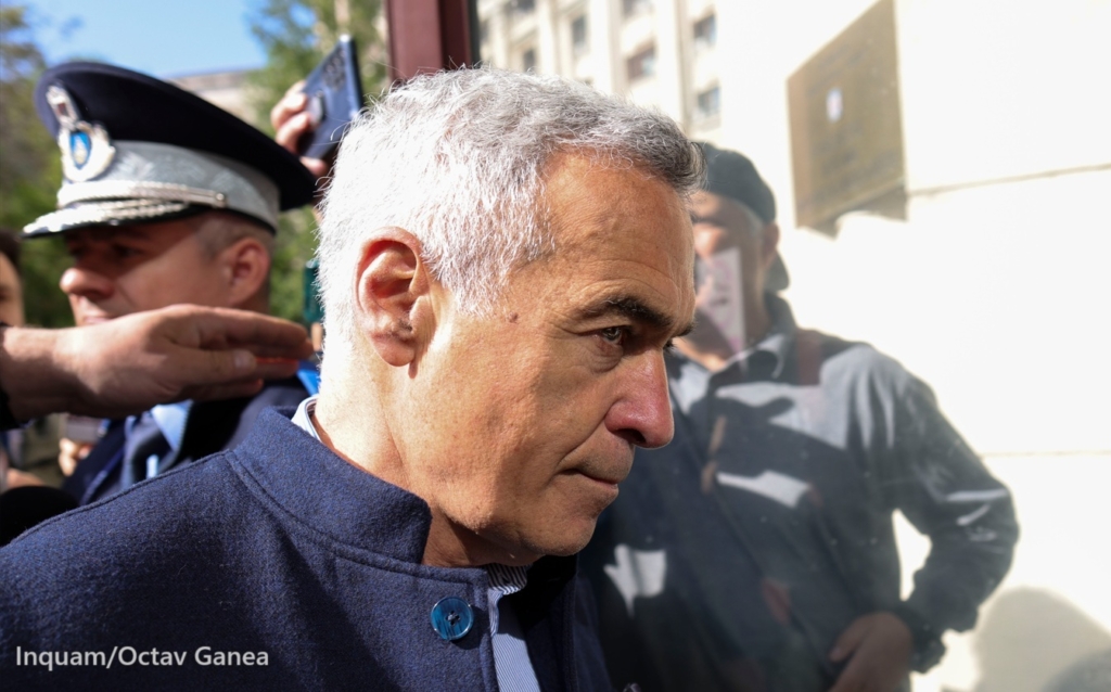 Călin Georgescu ar putea scăpa de arestul preventiv. Tribunalul București i-a admis contestația și a decis că poate fi plasat în arest la domiciliu pentru 30 de zile, în dosarul în care este acuzat că a fi înșelat un om de afaceri cu peste un milion de euro. Decizia nu este definitivă și poate fi atacată în 48 de ore.