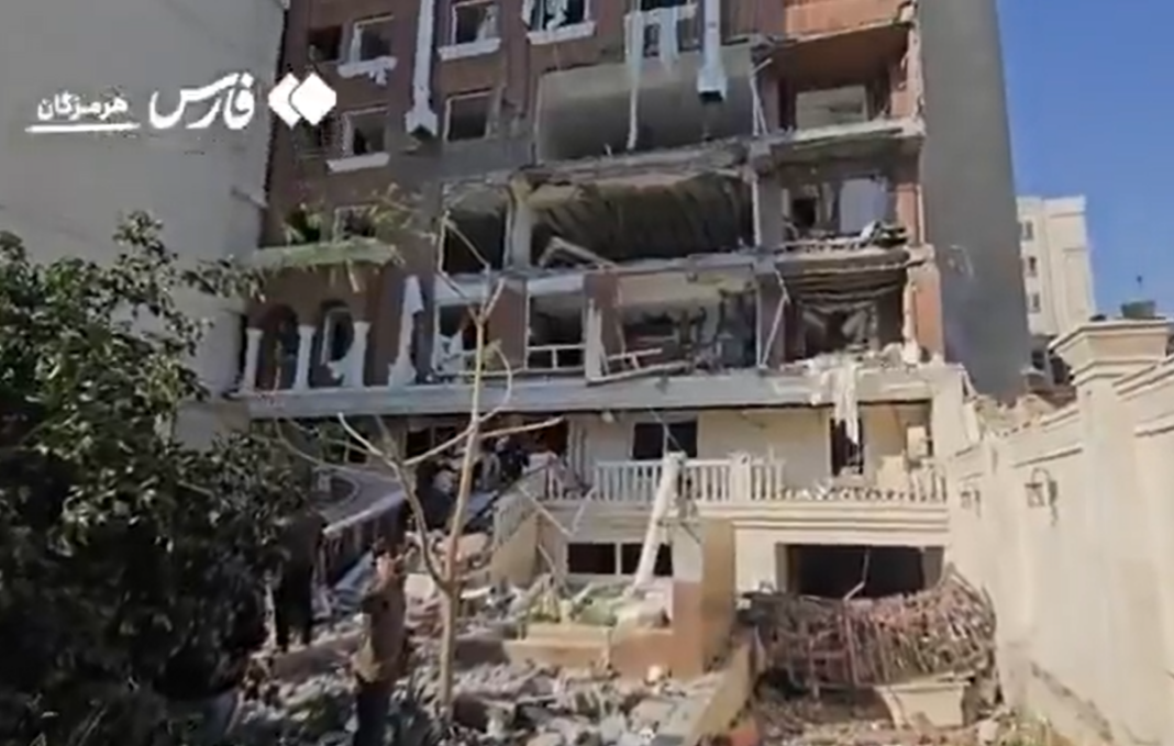 Iran. Explozie într-o clădire cu opt etaje din orașul-port Bandar Abbas. O persoană a murit și 14 au fost rănite. Cauza nu este identificată, iar Israelul transmite că nu are nicio legătură cu incidentul.