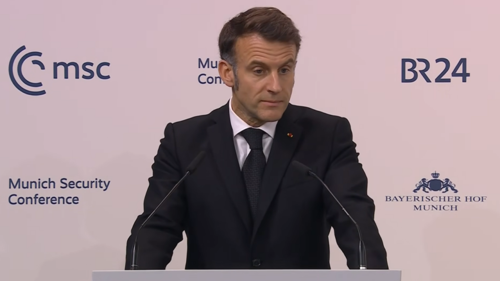 Conferința de Securitate de la München. Președintele Franței a afirmat că Europa a devenit “singura sursă de finanțare militară” pentru Ucraina și astfel niciun acord de pace nu poate fi încheiat fără europeni la masa discuțiilor. A atras atenția că sunt necesare canale de comunicare cu Rusia, “pentru a nu ne baza pe alții pentru a conduce discuțiile”.
