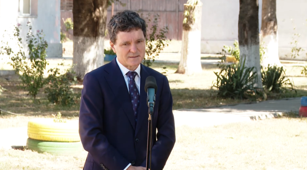 Președintele Nicușor Dan declară că ultimele patru luni, de la demiterea Guvernului Ilie Bolojan prin moțiune de cenzură, “au fost un eșec pentru toată lumea”. Afirmă și că adoptarea legii salarizării, eventual odată cu legea bugetului pe 2027, “ar fi foarte sănătoasă din perspectiva agențiilor de rating”.