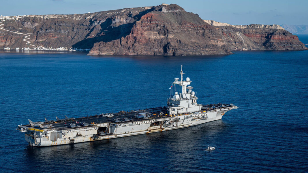 Franța trimite grupul de luptă al portavionului Charles de Gaulle către Marea Roșie, într-o mișcare ce pregătește o posibilă intervenție în Strâmtoarea Hormuz, alături de UK și alte 50 de state, pentru securizarea navigației. Operațiunea “nu este una imediată, ci una strategică”, ce va debuta doar după ce riscurile de securitate în regiune scad.
