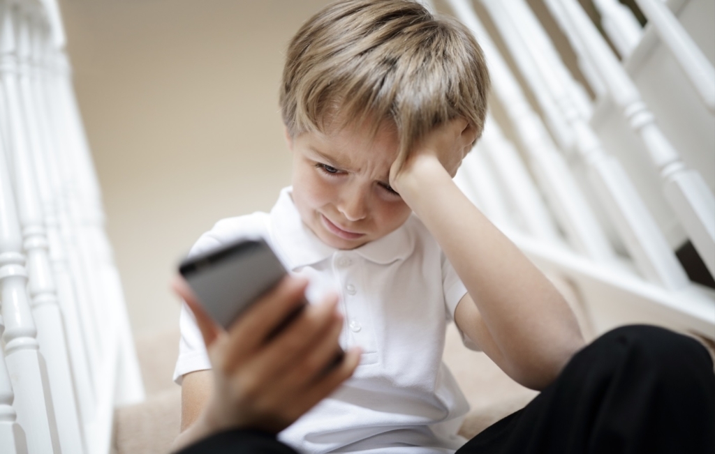 Sondaj. Unul din zece părinți britanici afirmă că propriii copii au fost victimele șantajului online, de la amenințări cu publicarea unor imagini intime până la divulgarea unor informații personale sensibile, în timp ce 20% cunosc astfel de cazuri despre alți copii. Agresorii pot fi parte a unor rețele specializate (adesea din Africa sau Asia) sau chiar colegi.