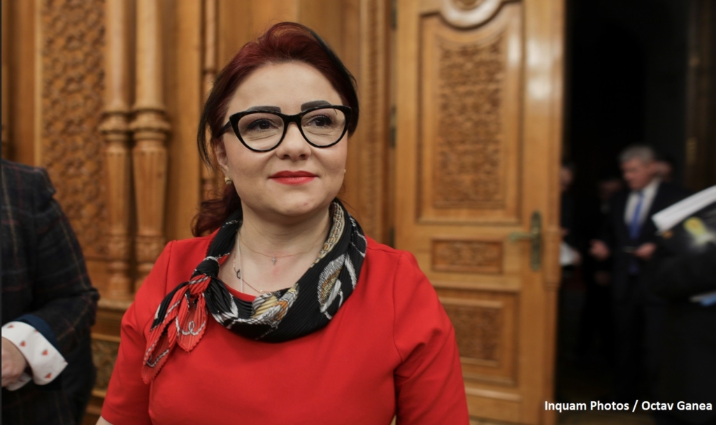 Cristina Trăilă, fost secretar general adjunct în Guvernul Bolojan, și Mihai Barbu, fost președinte al PNL Vaslui, au fost trimiși în judecată de DNA. Sunt acuzați că și-au folosit influența pentru a-l ajuta pe omul de afaceri Fănel Bogos să încerce să obțină schimbarea din funcție a șefului Direcției Sanitar-Veterinare Vaslui.