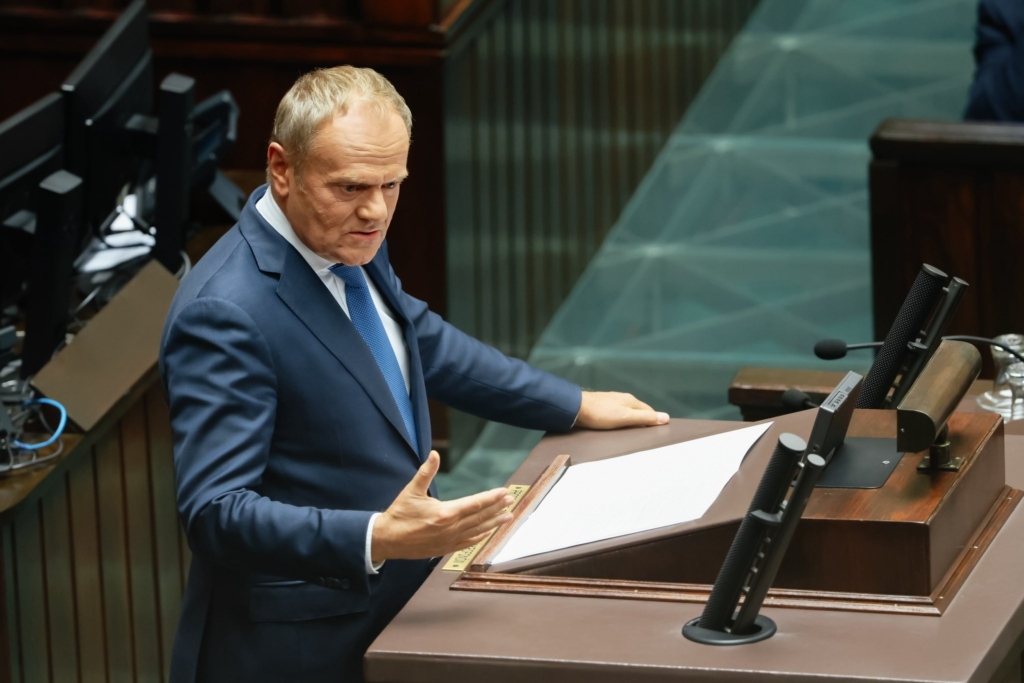 Premierul Poloniei avertizează, pe baza evaluărilor serviciilor secrete, că Rusia ar putea lansa “atacuri hibride cu drone și rachete” asupra țărilor NATO care sprijină Ucraina, pe care să le prezinte ca accidente. Scopul ar fi testarea Articolului 5 al Alianței (de apărare reciprocă), spune Donald Tusk.