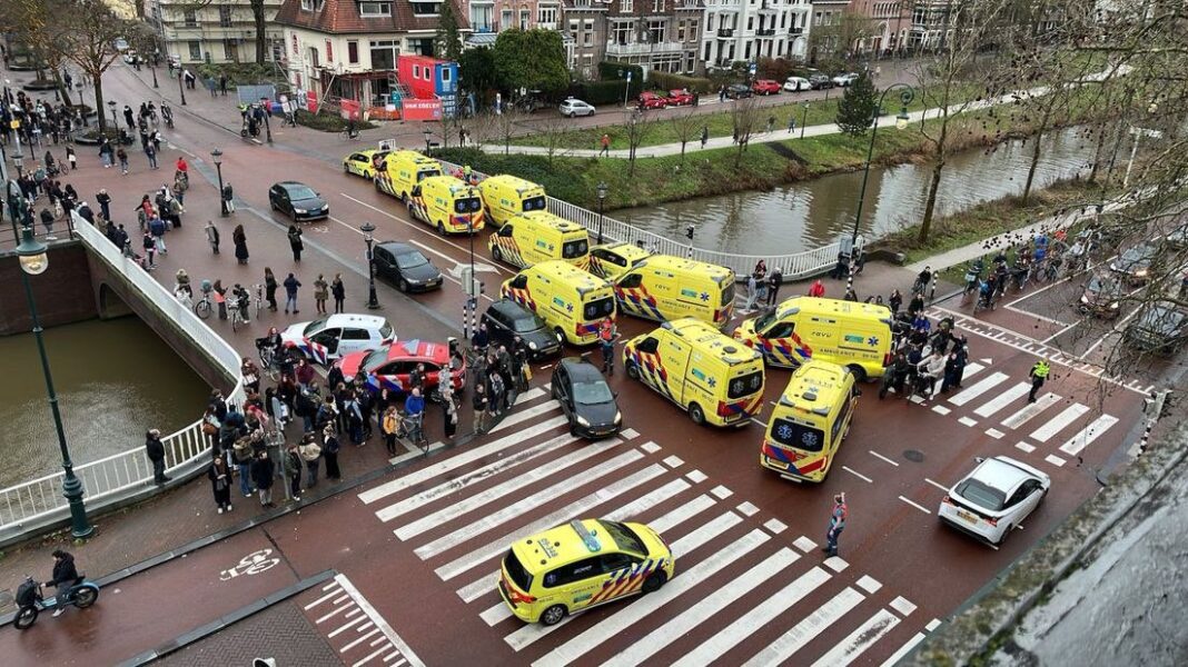 Olanda. Mai multe clădiri s-au prăbușit, în urma unei explozii urmate de un incendiu masiv, în centrul orașului Utrecht. Din primele informații, patru persoane au fost rănite, dar este foarte probabil să fie oameni prinși sub dărâmături. Deocamdată, nu este cunoscută cauza exploziei.