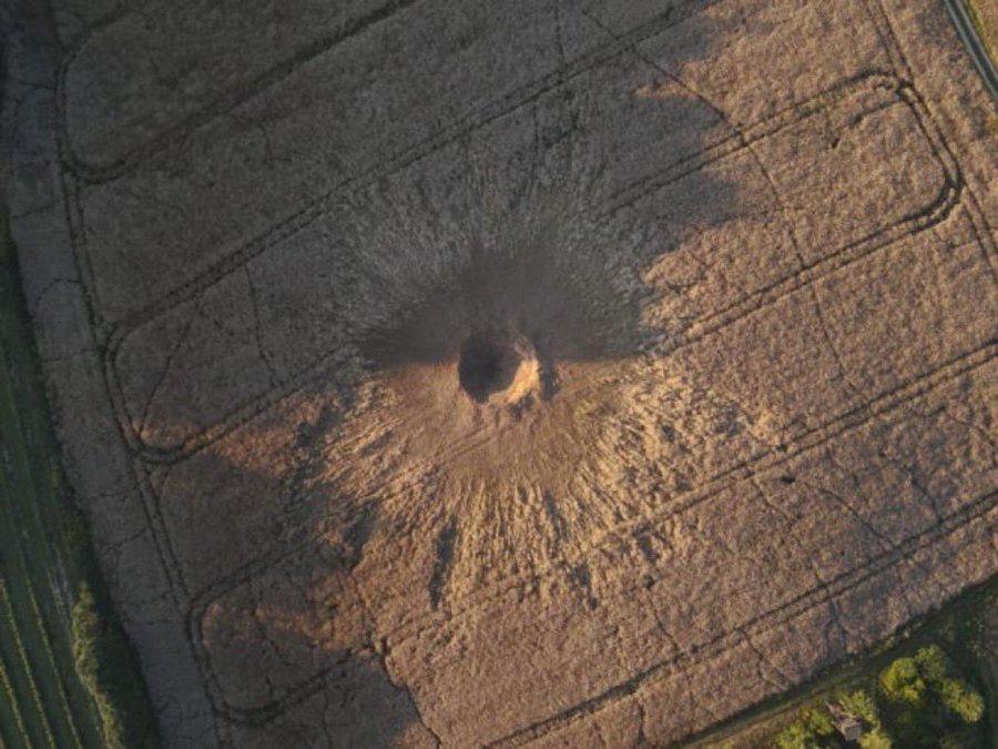 Incident grav de securitate în Polonia. O rachetă rusească s-a prăbușit în interiorul țării, la circa 100 km de granița cu Ucraina, formând un crater cu un diametru de circa 10 m. Premierul Tusk precizează că aviația militară a fost în poziția de a o intercepta, dar a preferat să o lase să se prăbușească pentru că zona era nelocuită. Tusk și Zelenski tocmai discutaseră despre cooperarea în interceptarea rachetelor rusești.