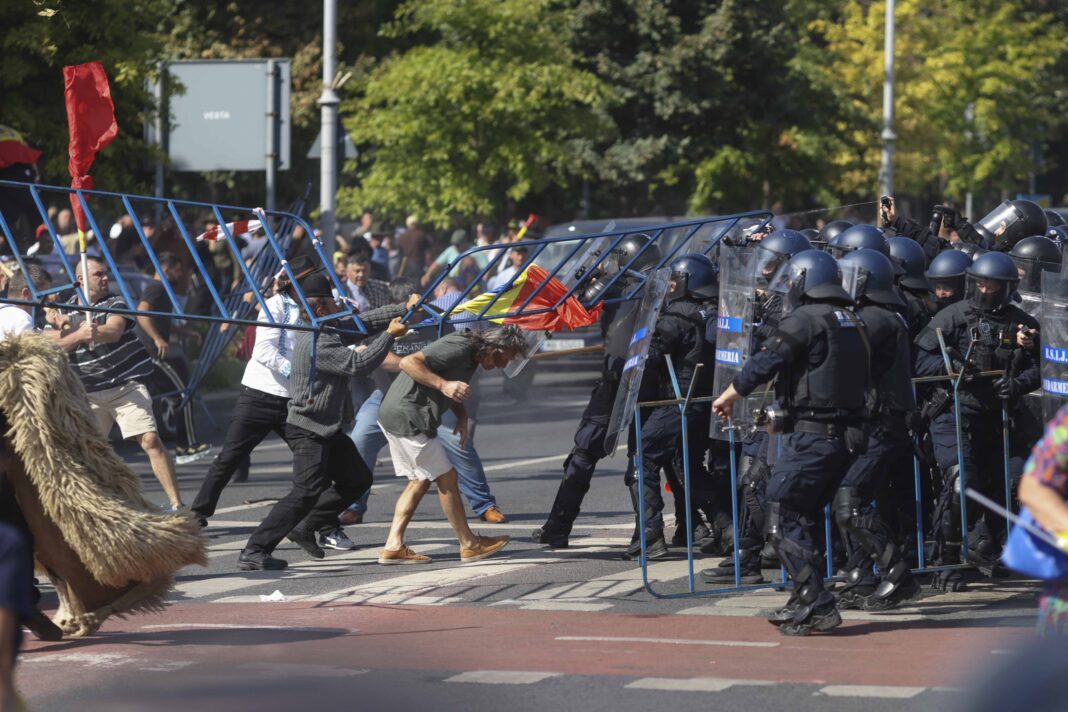 Guvernul face apel la calm și la încetarea violențelor din Piața Victoriei, în urma haosului generalizat. Transmite că la protestul de astăzi nu a participat nicio asociație reprezentativă a fermierilor din sectorul de creștere a ovinelor și că a luat act de revendicările “Asociația Profesională a Ciobanilor”.