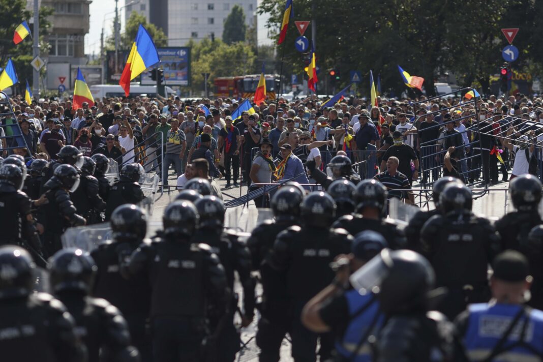 Nicușor Dan condamnă “violențele extrem de grave” de la protestele ciobanilor din Piața Victoriei și spune că trebuie sancționate drastic: “La fel de gravă și condamnabilă este instigarea la violență și încercarea unor politicieni iresponsabili de a amplifica artificial tensiunea socială pentru a deturna un miting legitim pornit din nemulțumiri legitime”, mai spune președintele.