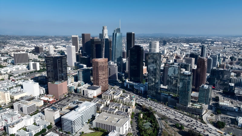 Consiliul Local al orașului Los Angeles limitează creșterea chiriilor pentru apartamentele din clădirile vechi. În urma unui vot considerat istoric, proprietarii acestora vor putea majora chiria cu doar 1-4% pe an, în funcție de inflație. Totuși, clădirile construite în ultimii 15 ani sunt exceptate de la regulă.