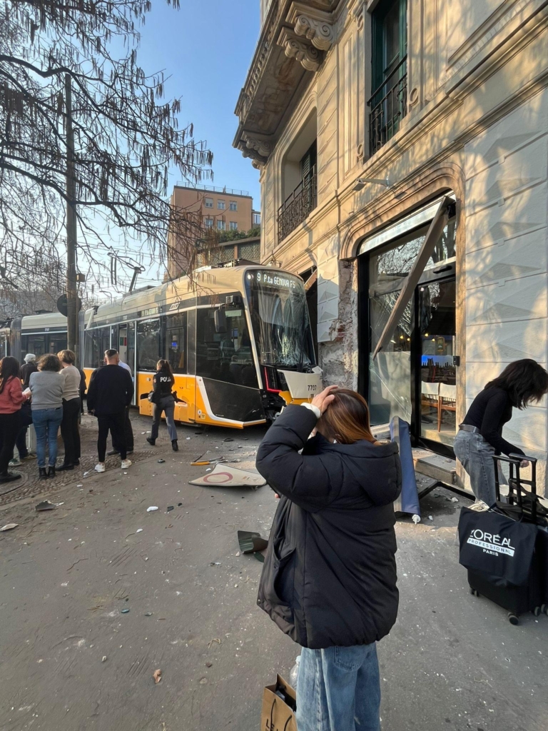 Accident grav la Milano. Cel puțin doi morți și 40 de răniți după ce un tramvai a deraiat și a intrat într-o clădire istorică din zona turistică.