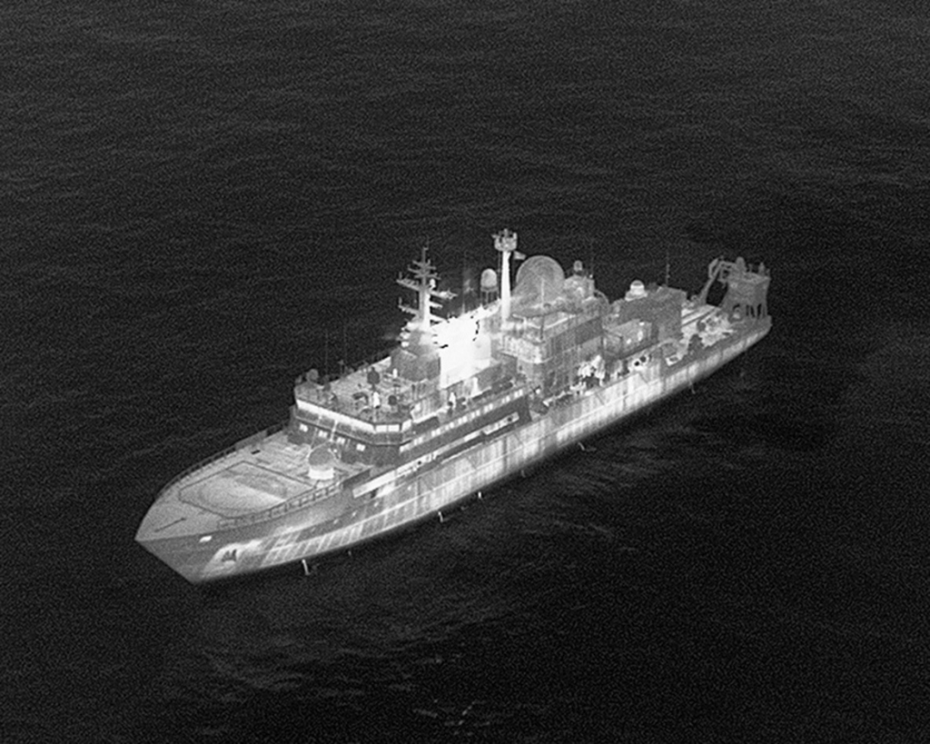 Tensiuni între Marea Britanie și Rusia. Secretarul britanic al Apărării amenință că “opțiunile militare sunt pregătite” pentru a fi folosite împotriva unei nave rusești de spionaj, care a intrat în apele teritoriale britanice și a îndreptat lasere spre avioanele de supraveghere, trimise să-i monitorizeze activitatea.