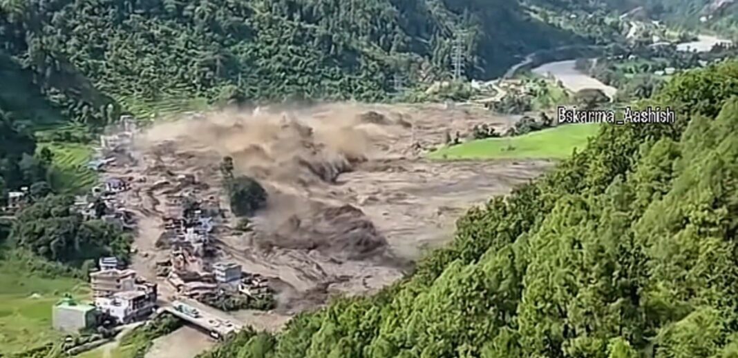 Studiu. Schimbările climatice au contribuit, cel mai probabil, la destabilizarea ghețarului care s-a prăbușit și a provocat alunecarea de teren și inundațiile din Himalaya: “Amprentele schimbărilor climatice au fost evidente în modificările pe termen lung în zona ghețarului, înainte de catastrofă”.