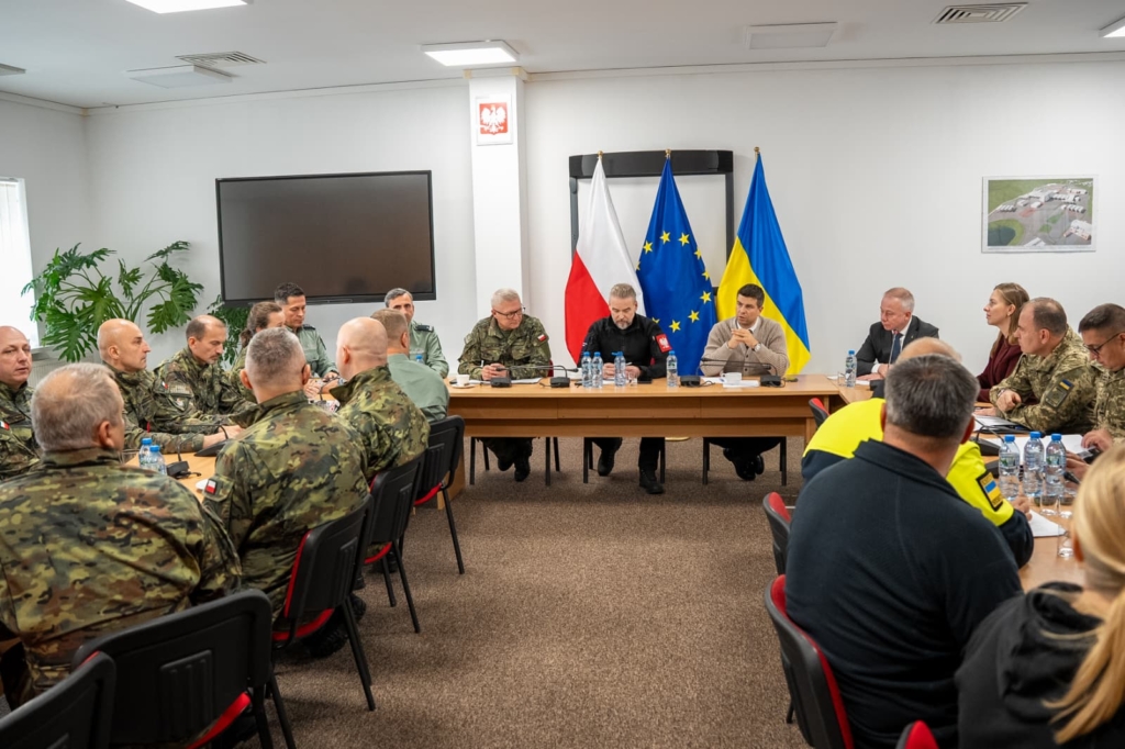 Ucraina discută cu țările vecine pentru a-și reloca punctele de trecere a frontierei pe teritoriile lor, în contextul intensificării atacurilor rusești asupra regiunilor de la graniță. În prezent, vameșii și polițiștii de frontieră ucraineni își pot desfășura temporar activitatea în Republica Moldova dacă punctele de frontieră sunt bombardate.