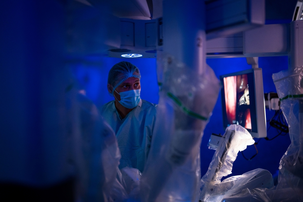 De la un diagnostic considerat ”inoperabil” la o intervenție robotică complexă reușită. Alex a învins cancerul pulmonar la 38 de ani și s-a întors sănătos acasă. (P)