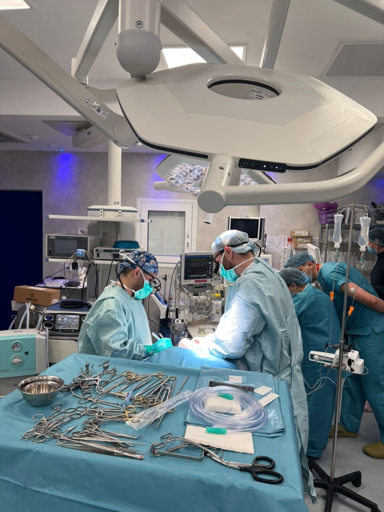 Pacientă de 19 ani, operată de urgență pentru o embolie pulmonară. Dr. Cătălin Trifan: „Am operat fără să oprim inima, pentru a nu o supune unui stres suplimentar”. (P)