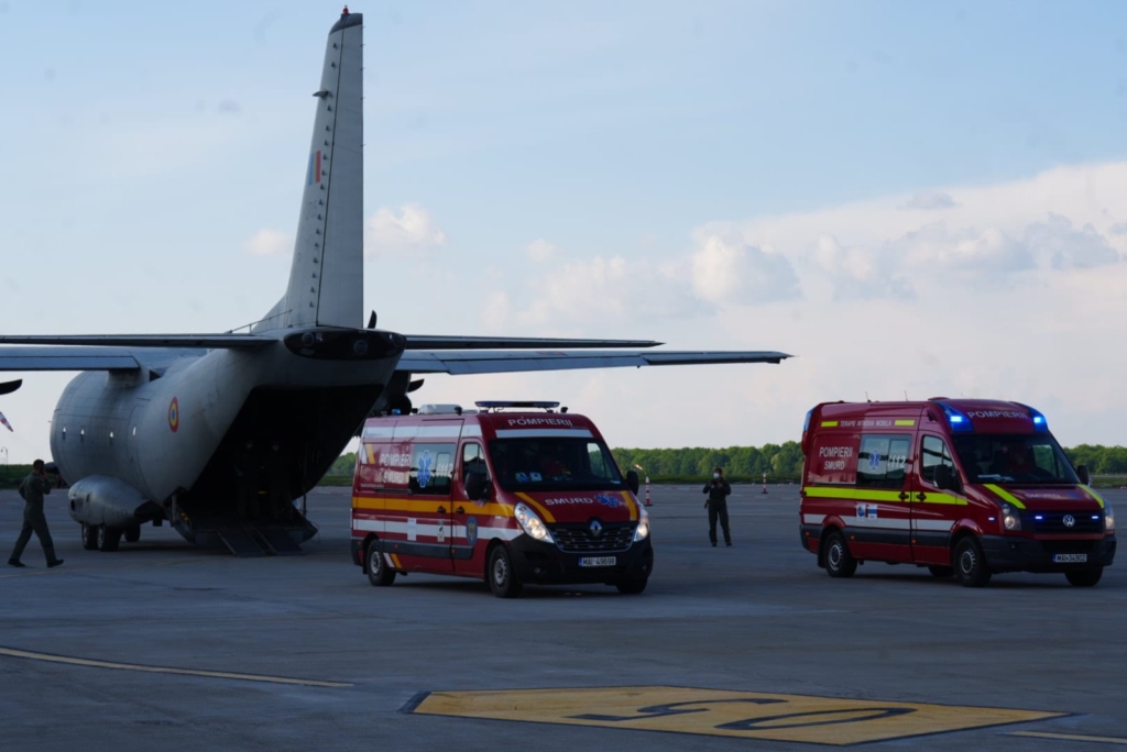 Militarii răniți în urma exploziei de la unitatea militară din Botoșani vor fi transportați de urgență la un spital din Belgia. Cei doi sunt ventilați mecanic și prezintă arsuri la nivelul căilor respiratorii.