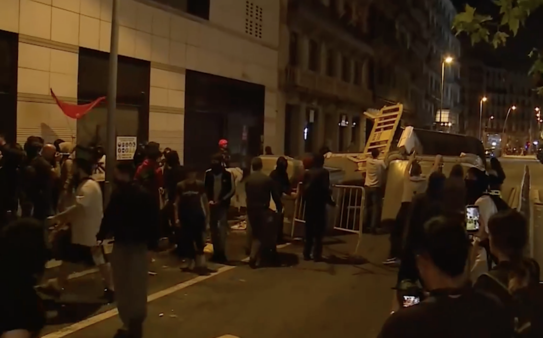 Spania. Violențe la Barcelona, în timpul unei manifestații privind criza locuințelor. Protestatarii s-au ciocnit cu forțele de ordine. Poliția a arestat 13 persoane, inclusiv un minor, iar 30 de polițiști au fost răniți ușor.